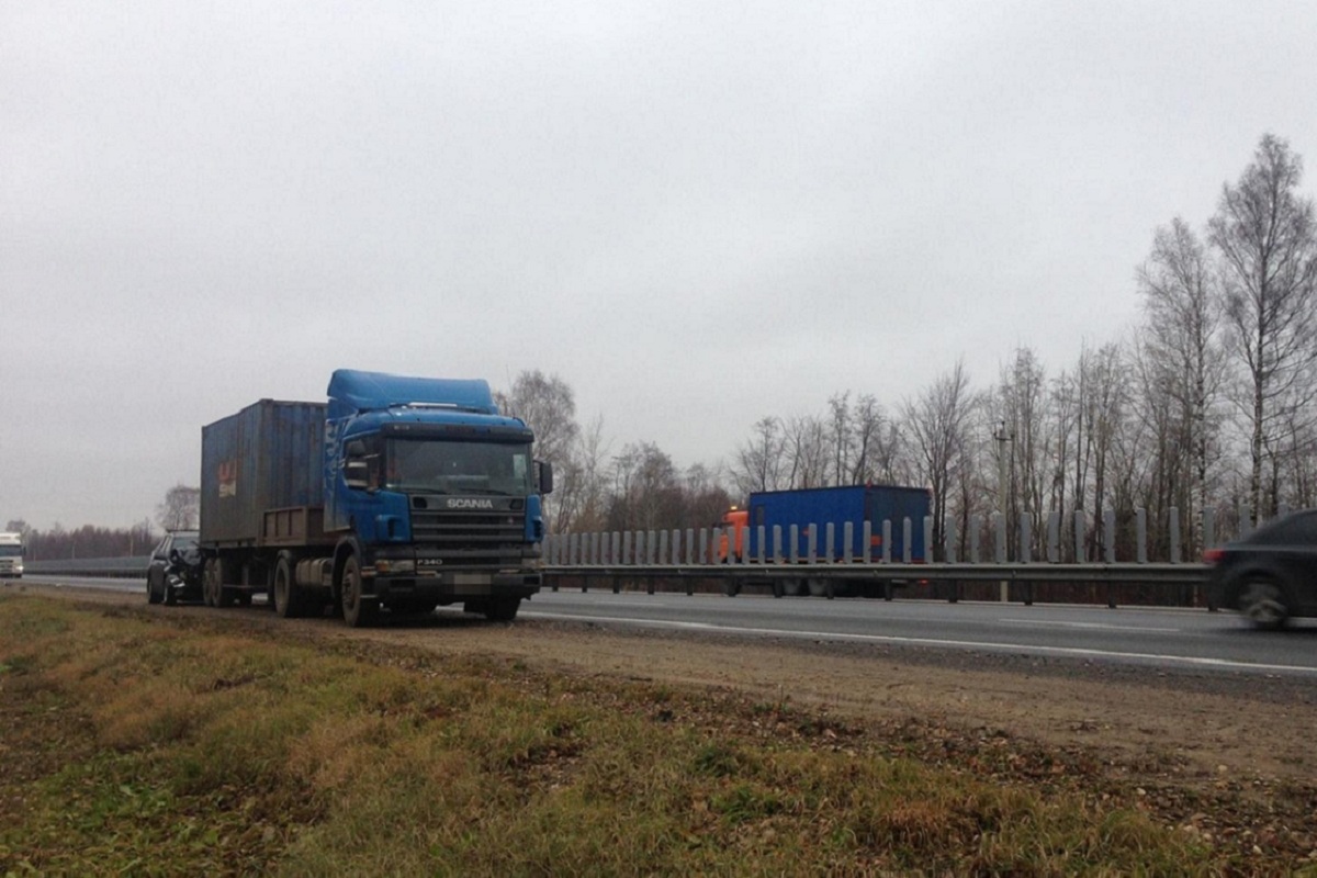 В Тверской области на трассе М-10 иномарка врезалась в грузовик