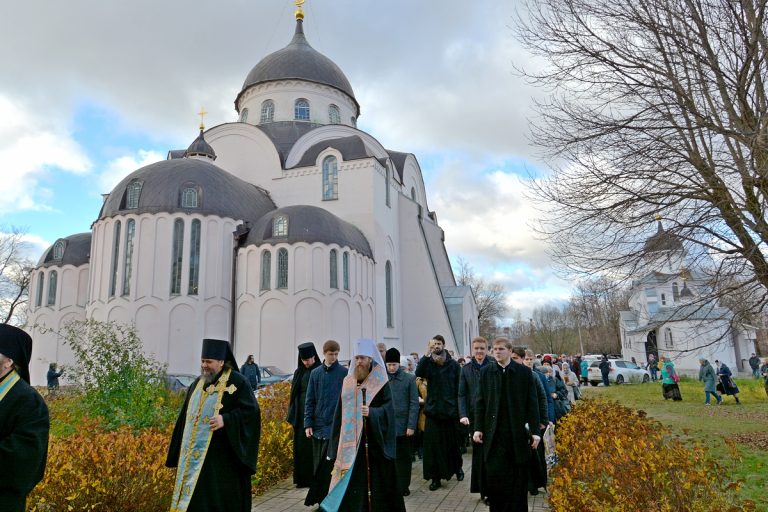Православные верующие прошли по улицам Твери крестным ходом