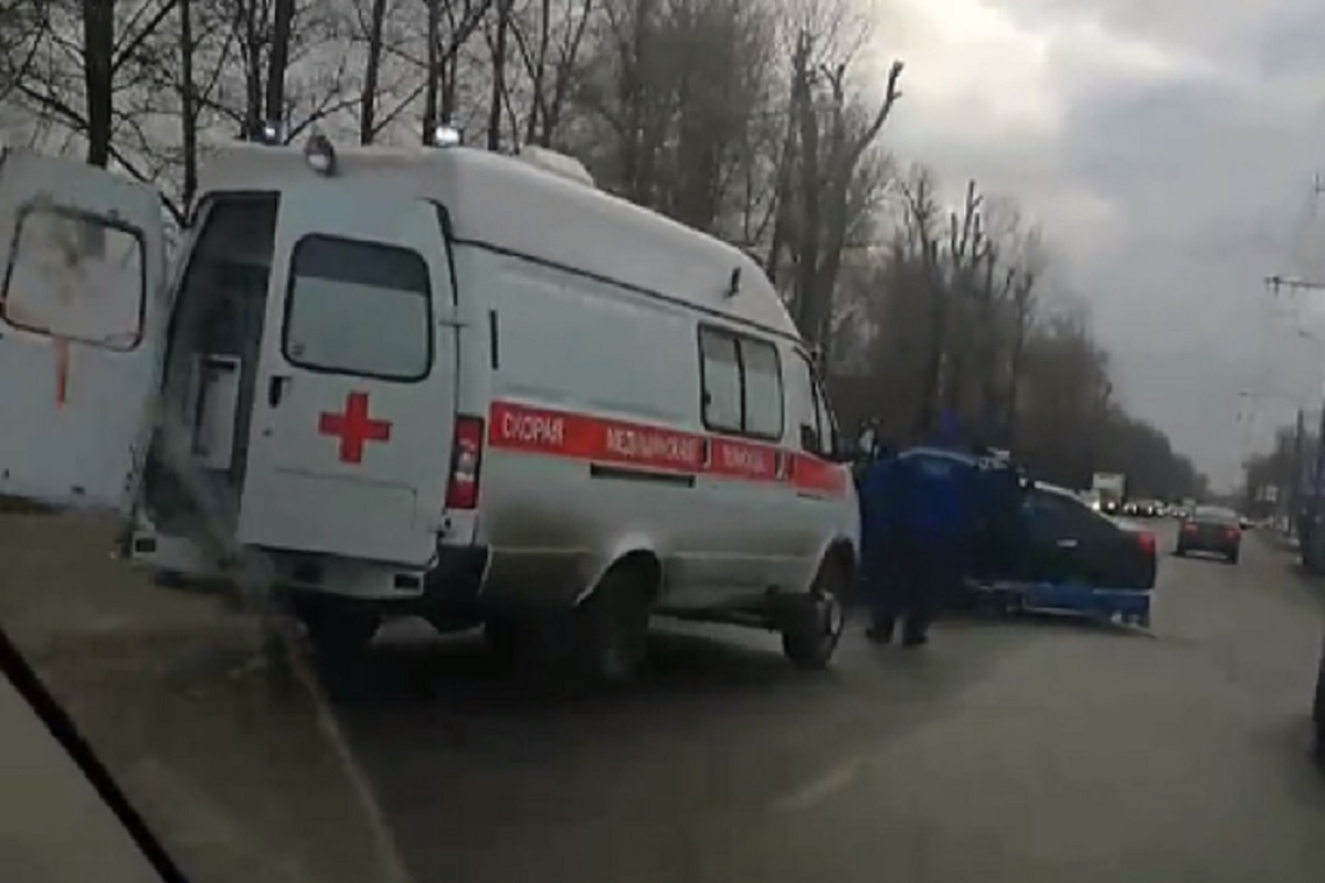 В Твери водитель в приступе эпилепсии устроил тройное ДТП с автобусом