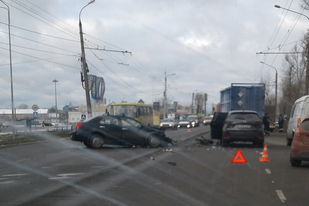 В Твери водитель в приступе эпилепсии устроил тройное ДТП с автобусом