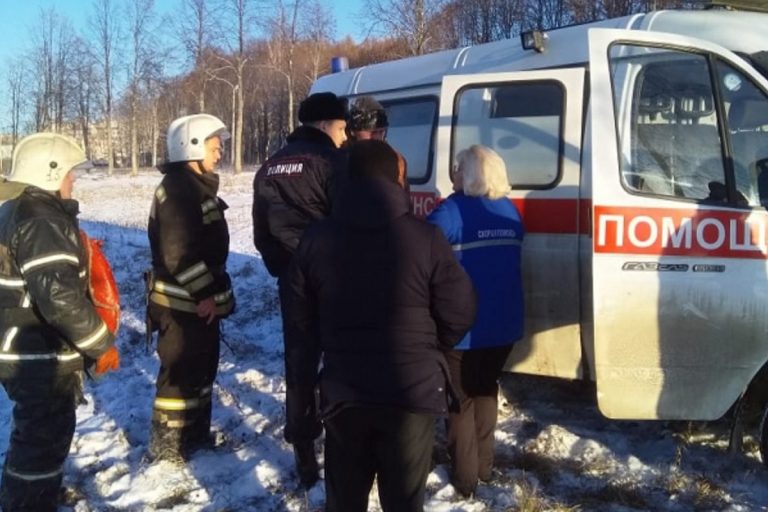 В Тверской области спасатели вытащили человека, провалившегося под лед