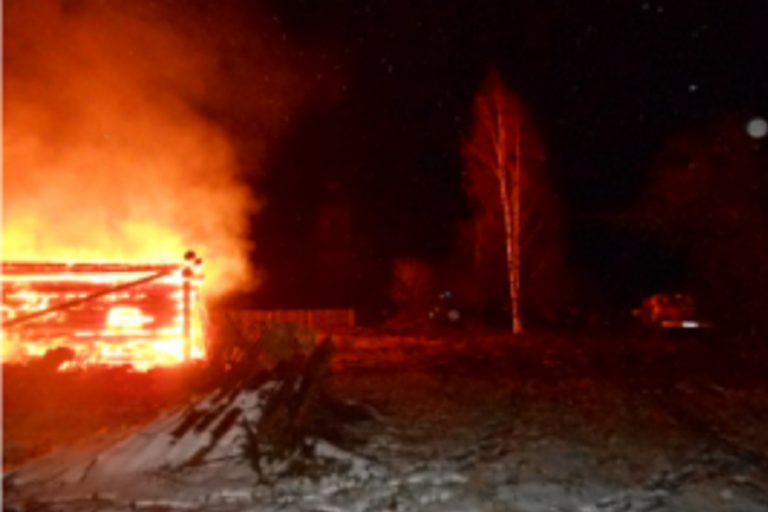 Пожар уничтожил дом в Тверской области