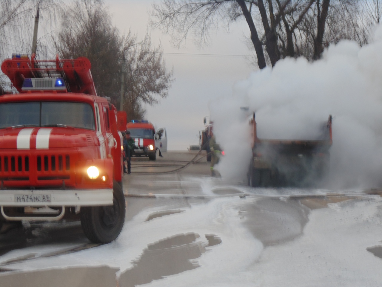 Завод камаз горит. Камаз горит в братске видео. Пожар на камазе. Камаз горит на ходу. Ржев пожар.