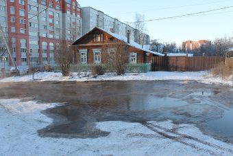 В Твери затопило две улицы Пролетарского района из-за прорывов водопровода