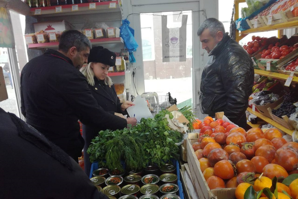 В Твери у уличных продавцов-нелегалов конфисковали очки и шерстяные вещи
