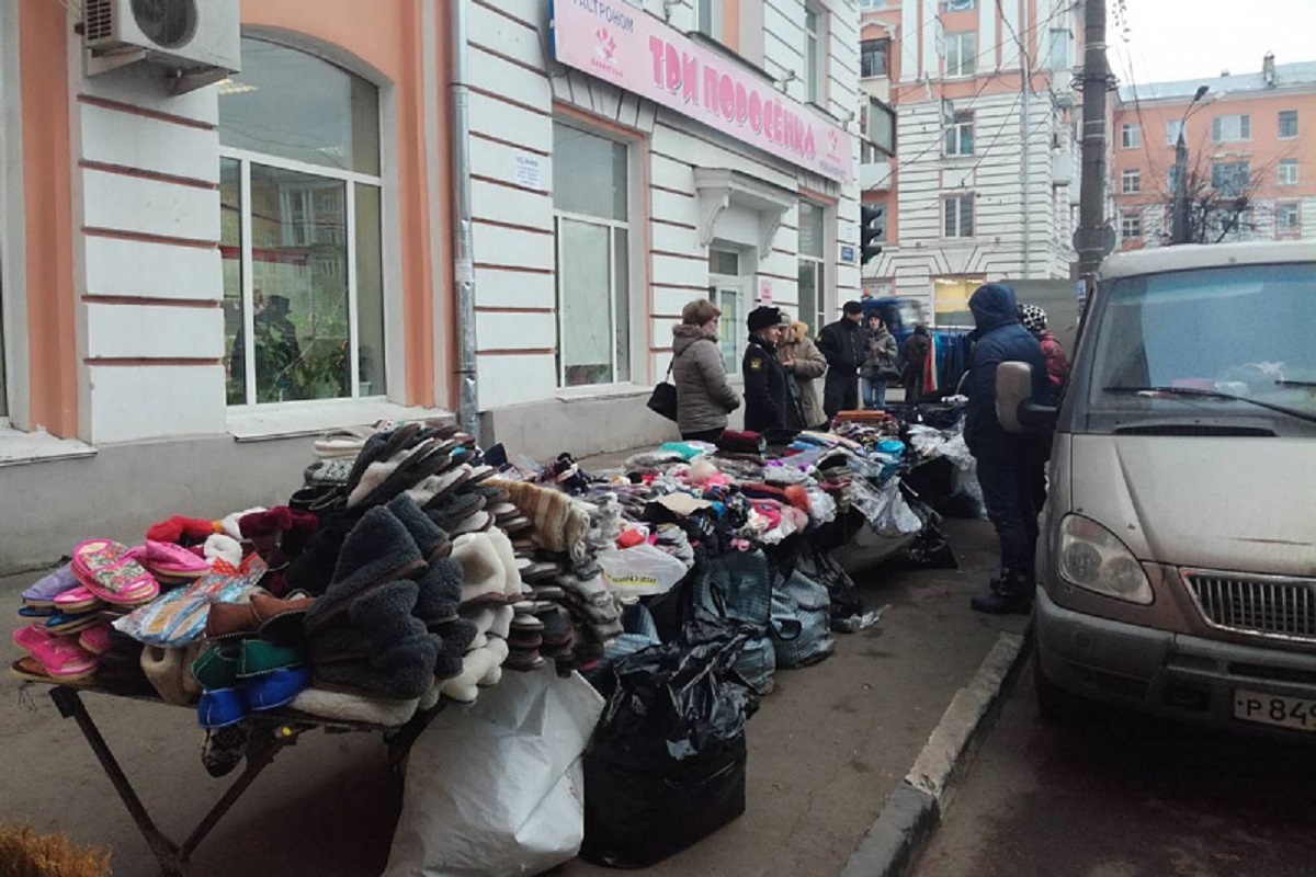 В Твери у уличных продавцов-нелегалов конфисковали очки и шерстяные вещи