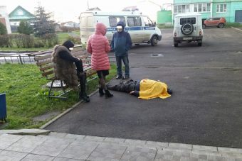 В Тверской области тело мужчины пролежало три часа у подъезда