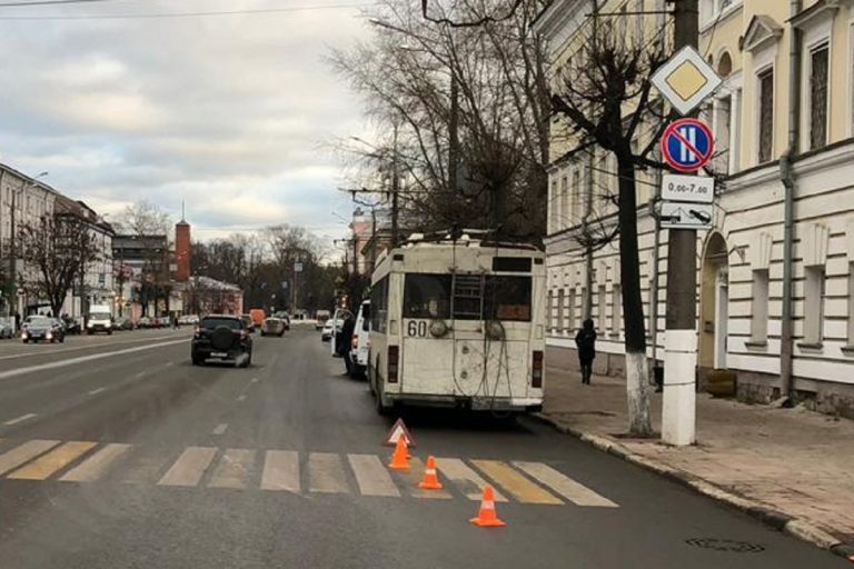 В Твери женщина получила травму из-за торможения троллейбуса