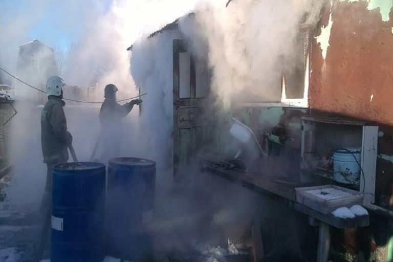 В деревне Тверской области тушили горящую бытовку
