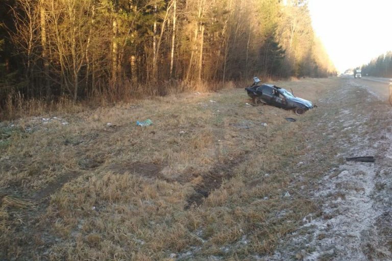 В Тверской области после взрыва колеса перевернулся автомобиль
