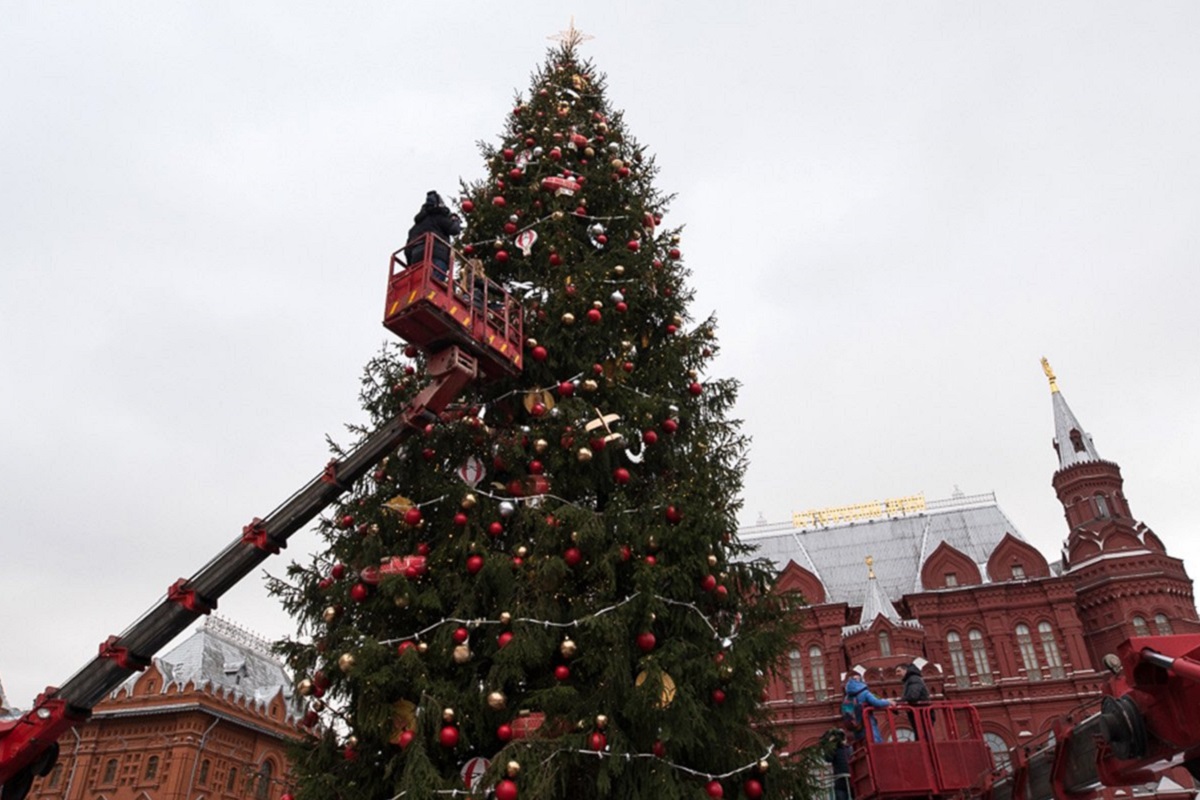 В центре Москвы установили 20-метровую ель из Тверской области
