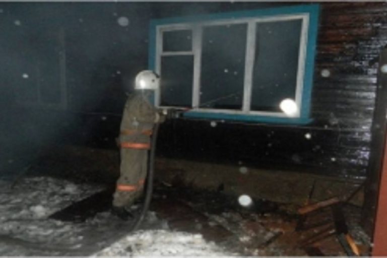 В Тверской области почти 5 часов тушили дачный дом