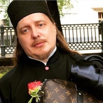 Во искушение: Тверской священник прославился своей тягой к туфлям от Gucci и тапкам от Louis Vuitton