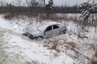 Под Тверью перевернулся Renault Logan. Пострадала женщина