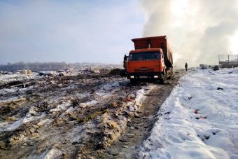 Под Конаково тушат горящий полигон ТБО