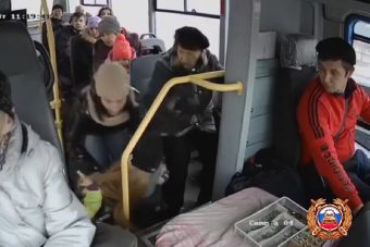 Опубликовано видео того, как в тверской маршрутке зажало ребенка Опубликовано видео того, как в тверской маршрутке зажало ребенка