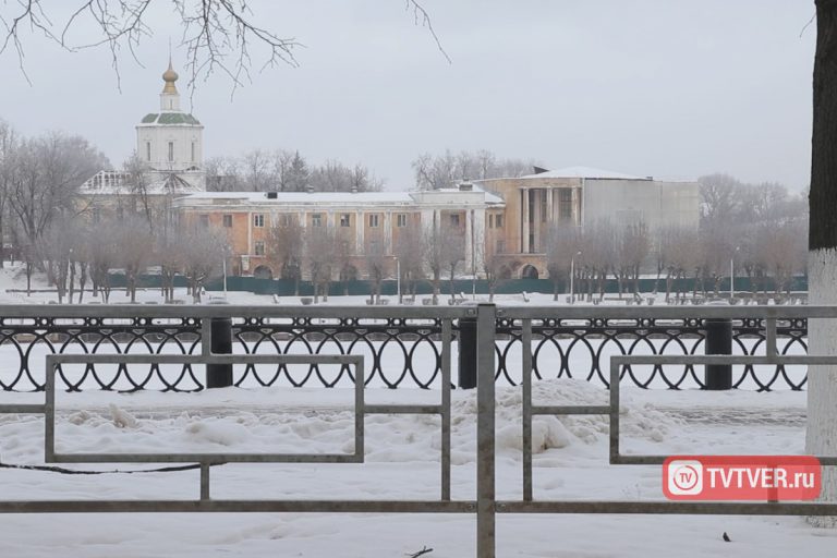 Суд обязал администрацию Твери демонтировать металлическое ограждение на набережной Степана Разина