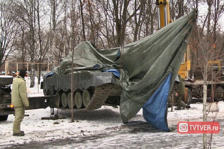 В парке Победы в Твери установили танк Т-80