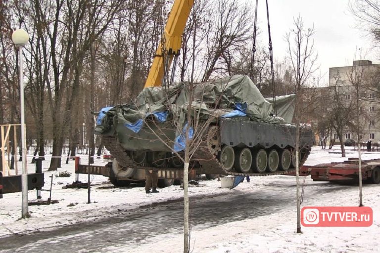 В парке Победы в Твери установили танк Т-80