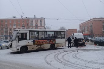 Два человека пострадали при столкновении маршруток в Твери
