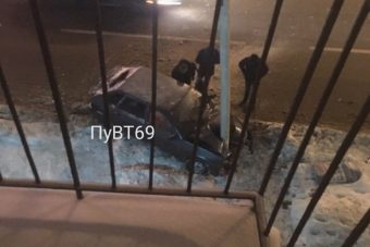 На проспекте Ленина в Твери легковушка протаранила столб