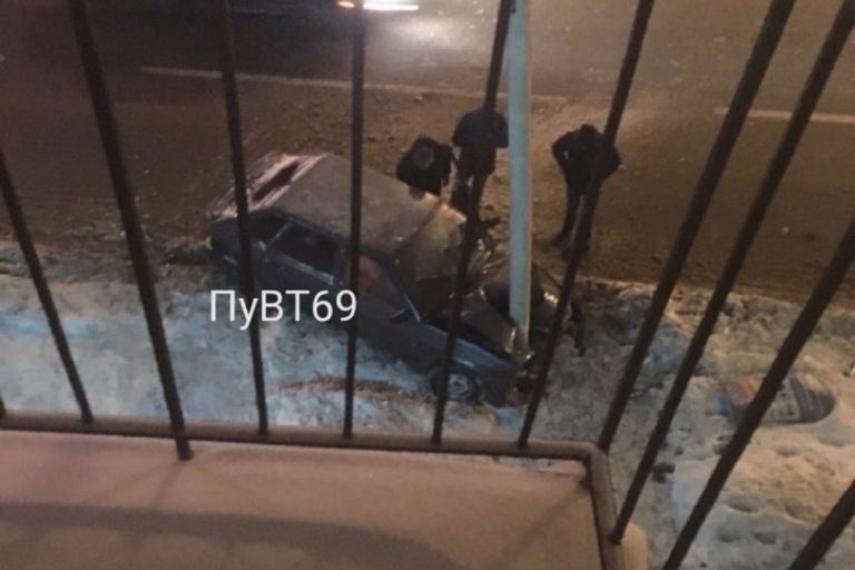 На проспекте Ленина в Твери легковушка протаранила столб На проспекте Ленина в Твери легковушка протаранила столб