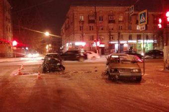 В Твери водители двух ВАЗов не поделили перекресток