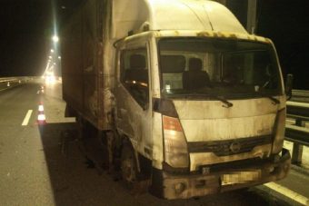 На трассе М-11 в Тверской области грузовик врезался в УАЗ