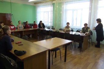 Родители учеников Эммаусской школы требуют ответа от директора, почему в подвале хранили запрещенные отходы