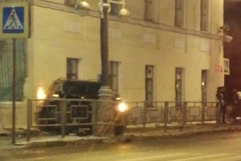 В Твери неизвестный мастер парковки загнал внедорожник между домом и столбом