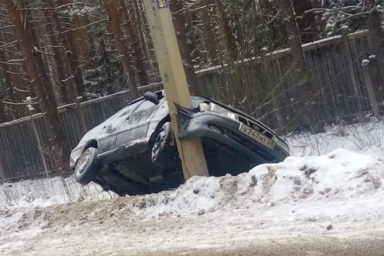 Под Тверью автомобиль на летней резине встретился со столбом