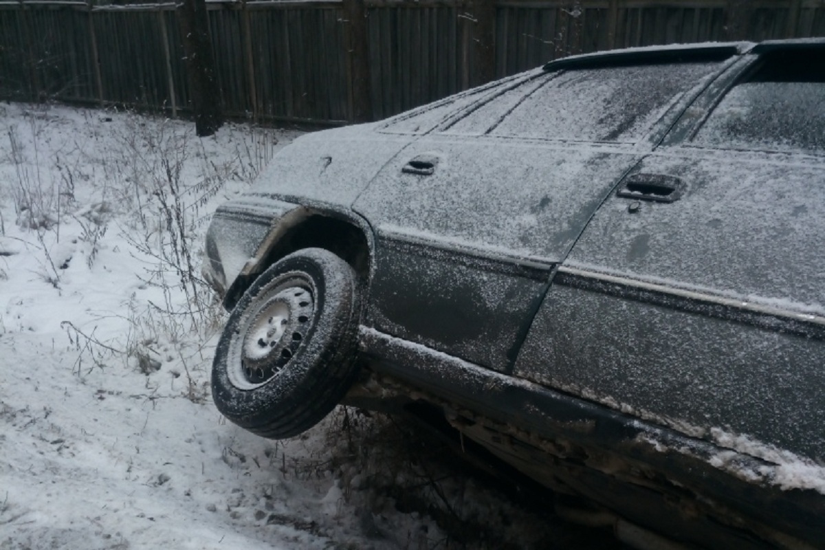 Под Тверью автомобиль на летней резине встретился со столбом