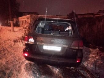 В Твери внедорожник Toyota Land Cruiser протаранил столб и сбил 34-летнего пешехода