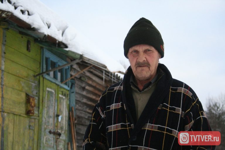 В Тверской области волонтеры и чиновники отказываются помочь пенсионеру-отшельнику, который живет в глуши и не может подключить себе цифровое ТВ