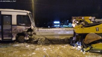 В Твери на Южном мосту маршрутка опрокинула погрузчик