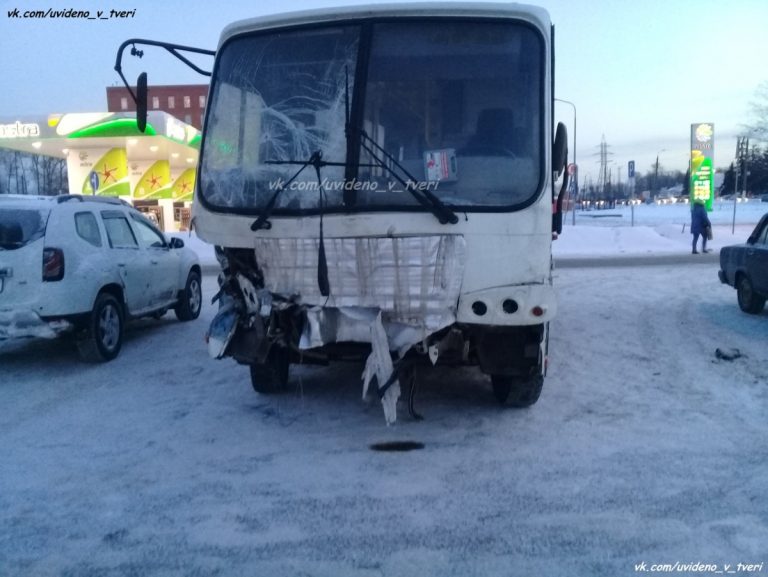 В Твери на Южном мосту маршрутка опрокинула погрузчик