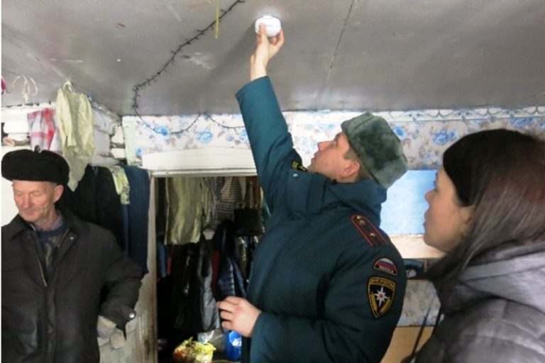 В Тверской области многодетным семьям бесплатно установили дымоизвещатели