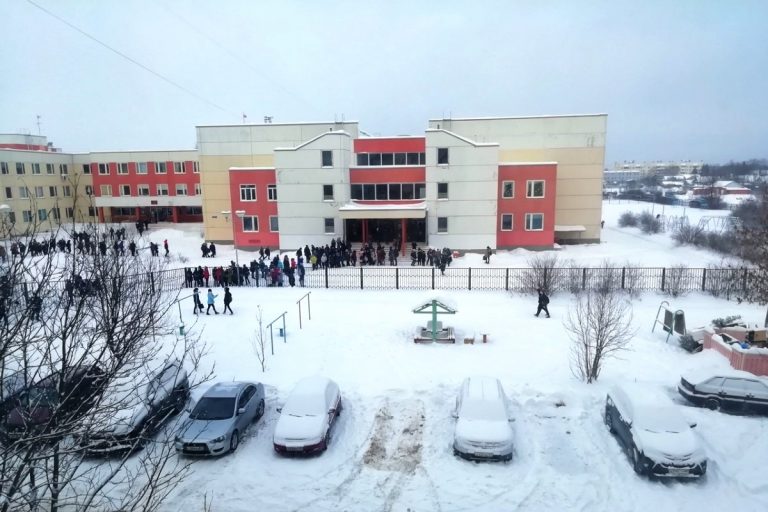 В Твери массово эвакуируют школы из-за сообщений о взрывном устройстве