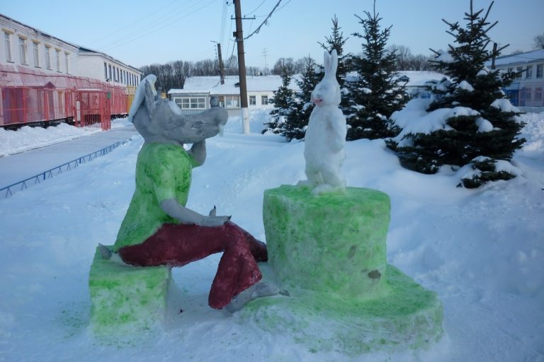 Заключенные в тверских колониях лепят снежные фигуры