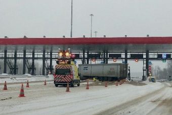 В Тверской области фура врезалась в пункт взимания платы на М-11