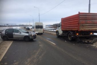 Под Тверью столкнулись легковушка и грузовик