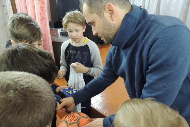 Школу-интернат в Тверской области посетил знаменитый футболист