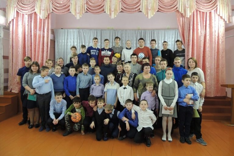 Школу-интернат в Тверской области посетил знаменитый футболист