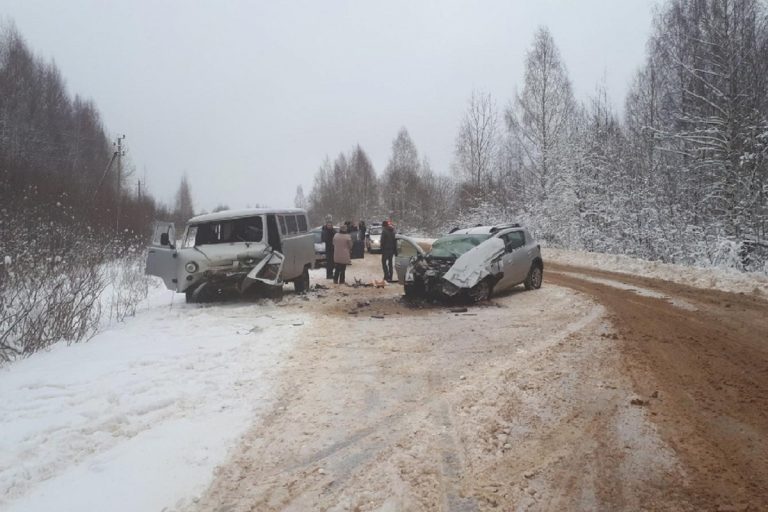 Лобовое ДТП в Кимрском районе. Четверо пострадавших Лобовое ДТП в Кимрском районе. Четверо пострадавших