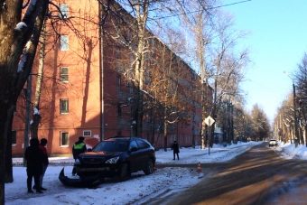 В Твери водитель малолитражки спровоцировал тройное ДТП и угодил в больницу