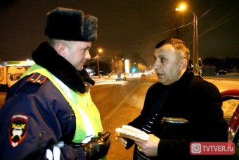 В Твери таксист устроил спор с гаишниками после того, как проехал по обочине