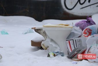 Мы все живём в помойке: двор в центре Твери утопает в мусоре