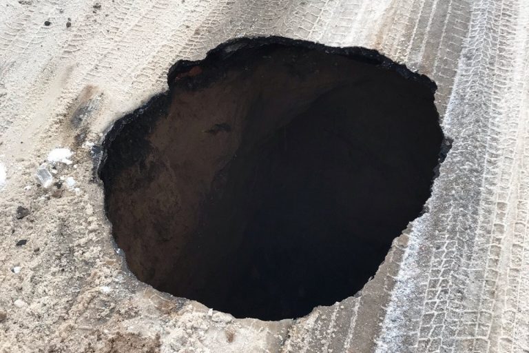 В Пеновском районе обнаружили метровые ямы на дороге