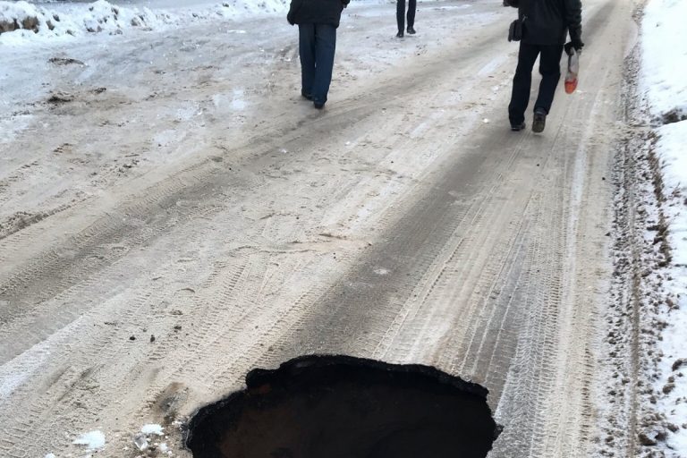 В центре Нелидово провалился грунт