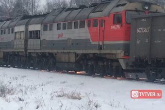 Искрящийся поезд парализовал движение в Тверской области